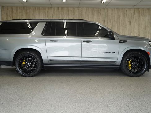 Used 2023 GMC Yukon XL Denali Ultimate AWD/4WD image 6