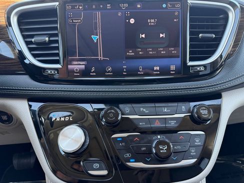 Used 2023 Chrysler Pacifica Limited FWD image 38
