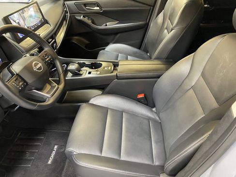 Used 2025 Nissan Rogue SL w/ Tech Package FWD image 19
