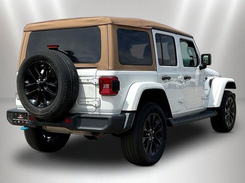 Used 2022 Jeep Wrangler Unlimited Sahara w/ Cold Weather Group AWD/4WD image 6
