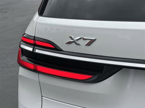 Used 2025 BMW X7 xDrive40i w/ Executive Package image 7