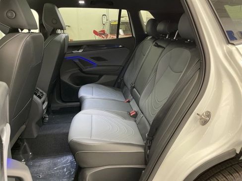 New 2025 Volkswagen Tiguan SE R-Line image 10