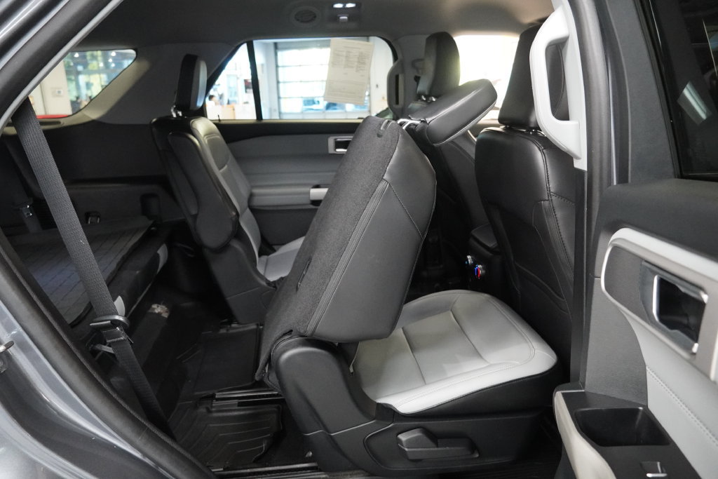 Used 2021 Ford Explorer XLT w/ Equipment Group 202A AWD/4WD image 31