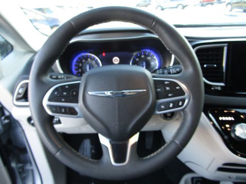 Used 2023 Chrysler Pacifica Touring-L image 7