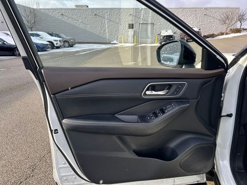 Used 2021 Nissan Rogue SL w/ Premium Package image 11