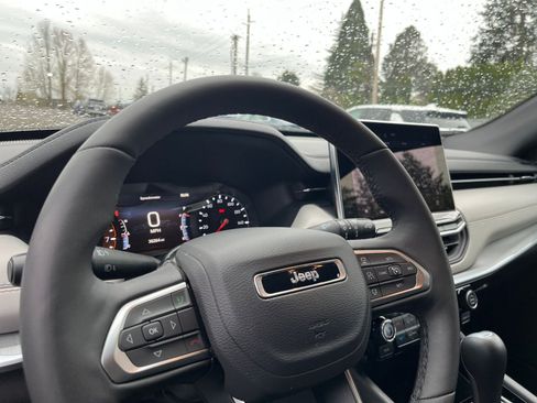 Used 2025 Jeep Compass Limited image 30