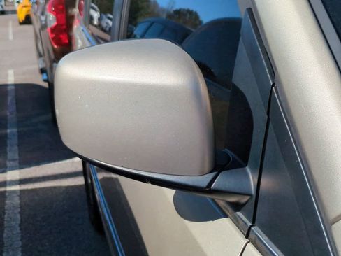 Used 2016 Chrysler Town & Country Touring image 9