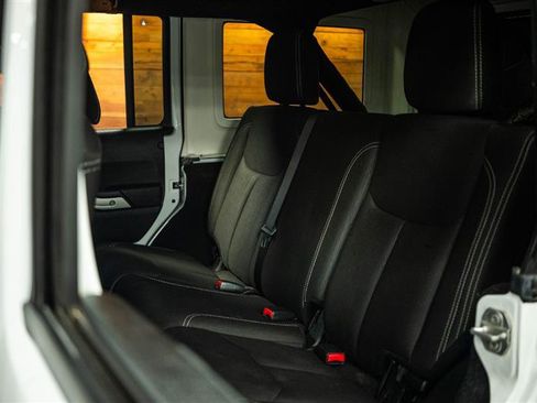 Used 2017 Jeep Wrangler Unlimited Rubicon w/ Connectivity Group AWD/4WD image 10