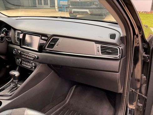 Used 2018 Kia Niro EX image 16