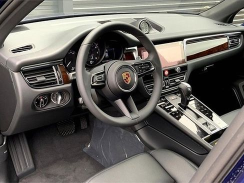 New 2025 Porsche Macan image 4