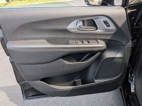 Used 2025 Chrysler Pacifica Limited FWD image 10