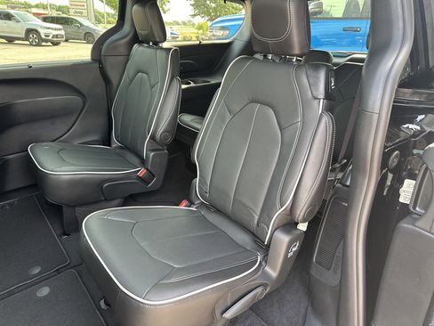 New 2026 Chrysler Pacifica Limited w/ Uconnect Theater Family Group image 46