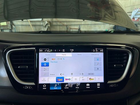 Used 2025 Chrysler Pacifica Select FWD image 21