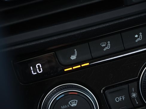 Used 2023 Volkswagen Jetta SE w/ Panoramic Sunroof Package image 37