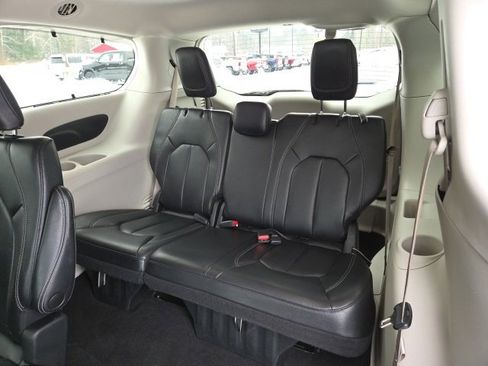 Used 2022 Chrysler Pacifica Touring-L image 21