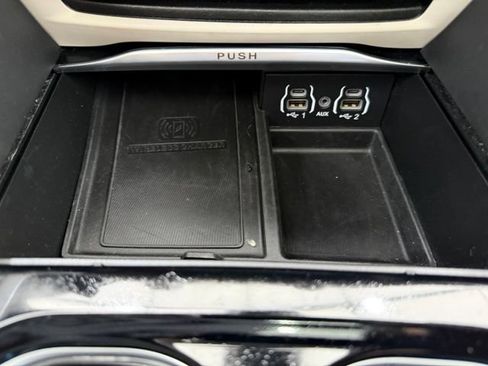 Used 2023 Chrysler Pacifica Limited FWD image 41