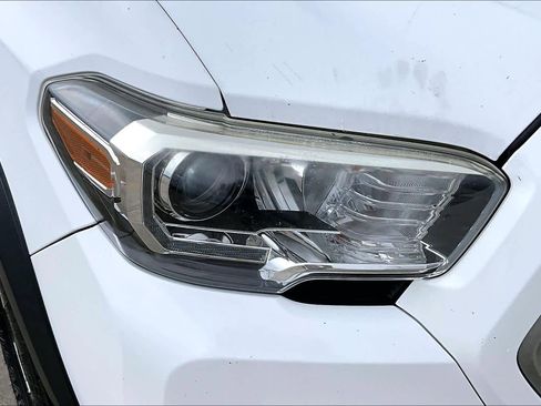 Used 2019 Toyota Tacoma TRD Off-Road w/ Technology Package image 56