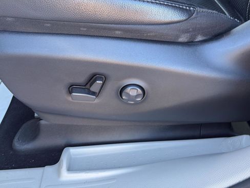 Used 2022 Chrysler Pacifica Touring-L image 6