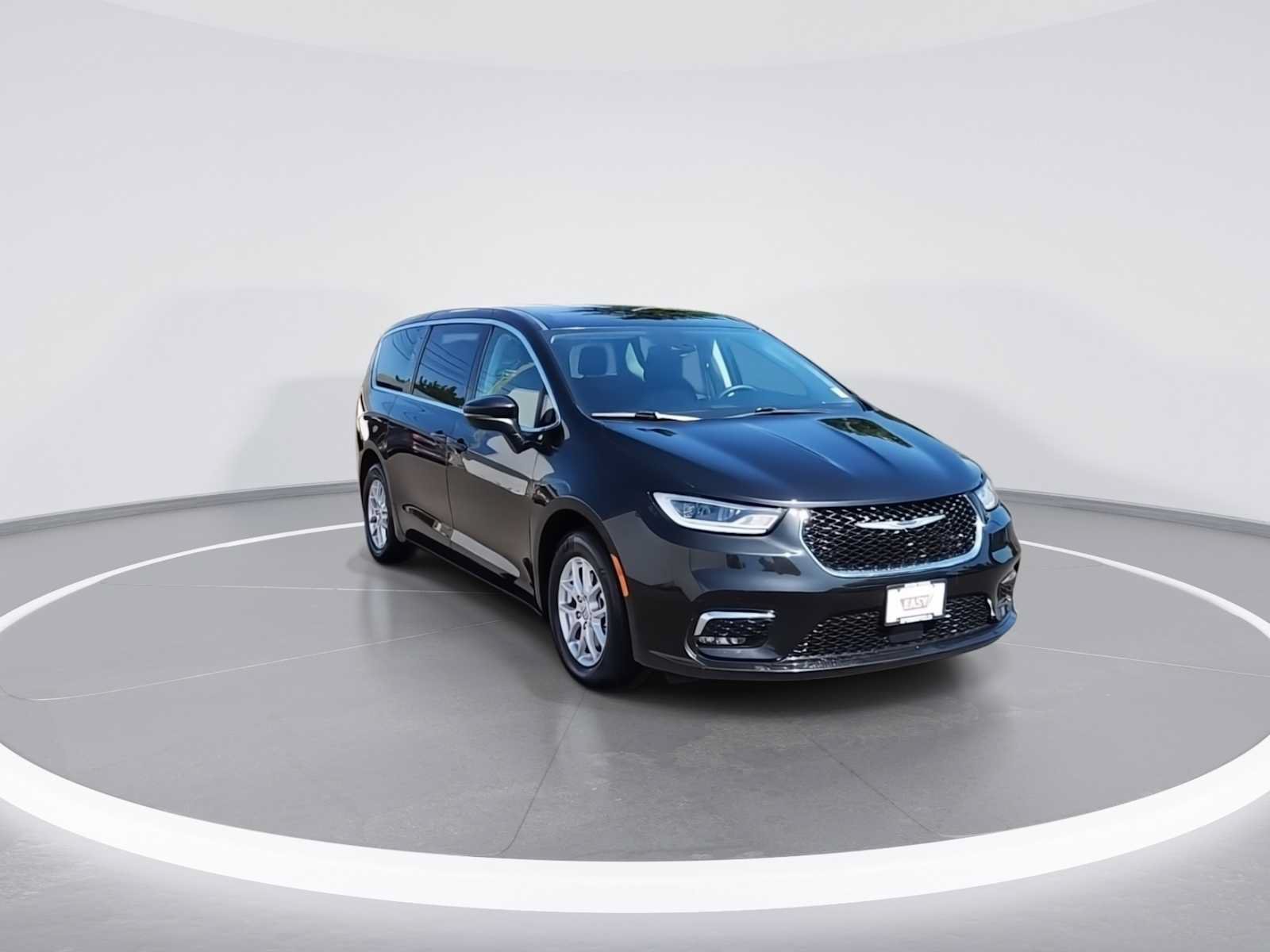 Used 2023 Chrysler Pacifica Touring-L FWD image 2