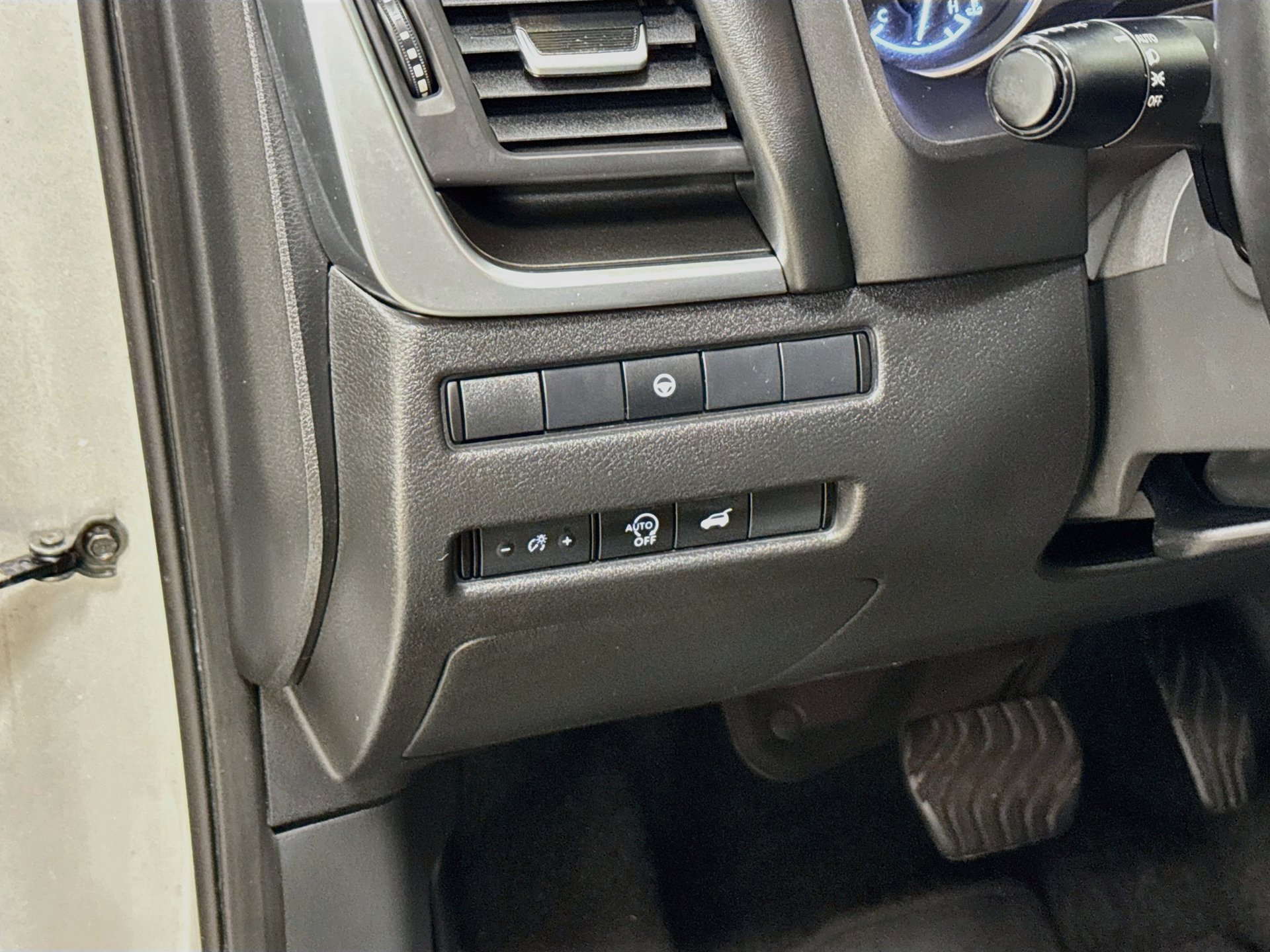 Used 2025 Nissan Rogue SV FWD image 10