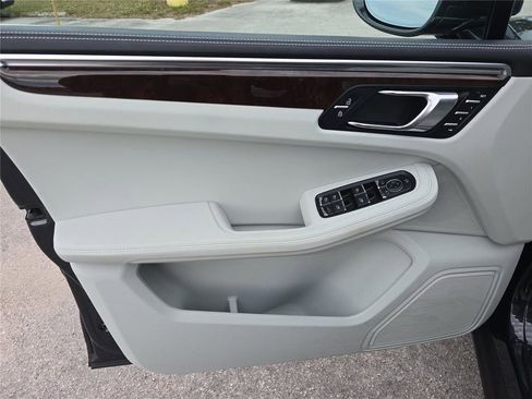 Used 2023 Porsche Macan S image 13
