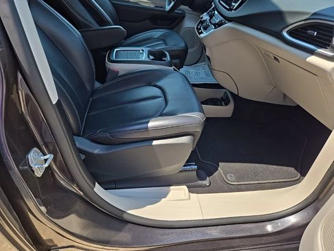 Used 2023 Chrysler Pacifica Touring-L FWD image 68