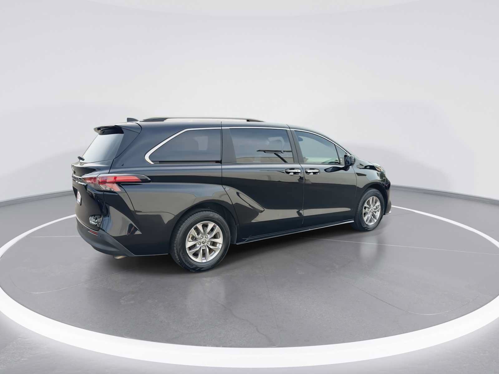 Certified 2022 Toyota Sienna XLE w/ XLE Plus Package FWD image 8