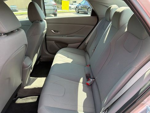 Used 2023 Hyundai Elantra SE FWD image 19