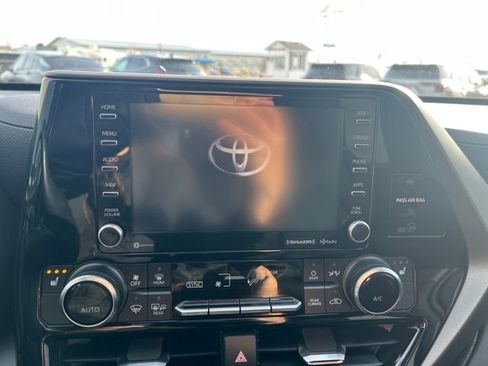Used 2020 Toyota Highlander XLE image 20