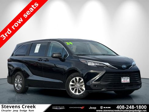 Used 2024 Toyota Sienna LE image 1