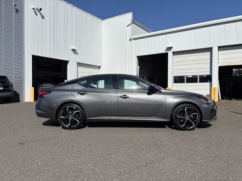 Used 2024 Nissan Altima 2.5 SR w/ SR Premium Package FWD image 8