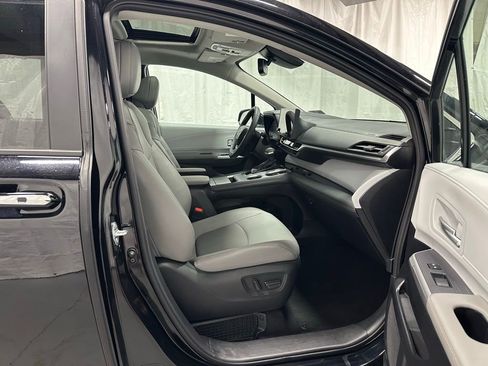 Used 2025 Toyota Sienna XLE image 61