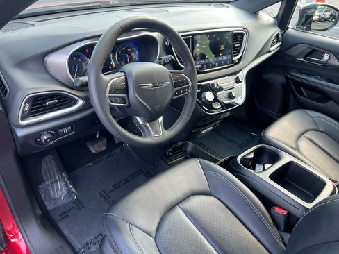 Used 2025 Chrysler Pacifica Select FWD image 12
