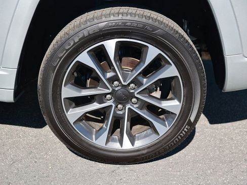 Used 2023 Jeep Grand Cherokee Overland RWD image 10