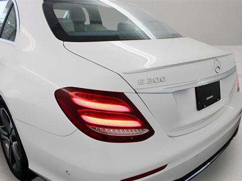 Used 2017 Mercedes-Benz E 300 4MATIC image 28
