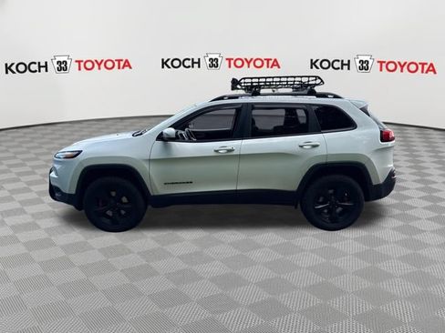 Used 2018 Jeep Cherokee Latitude w/ Altitude Package AWD/4WD image 4