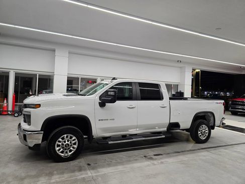 Used 2025 Chevrolet Silverado 2500 LT w/ Convenience Package image 3