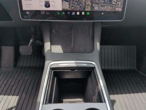 Used 2024 Tesla Model Y Long Range AWD/4WD image 29