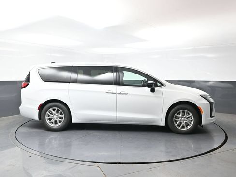 New 2027 Chrysler Pacifica Select FWD image 2