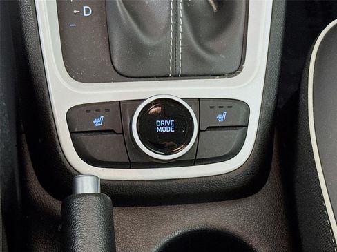 Certified 2025 Hyundai Venue Limited FWD image 21