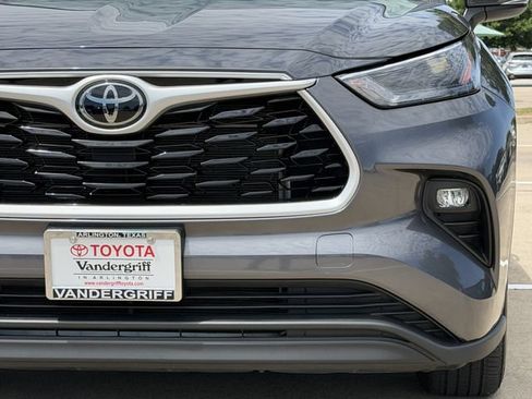 Used 2024 Toyota Highlander XLE FWD image 9
