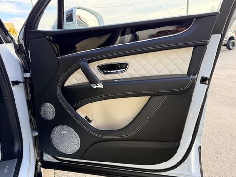 Used 2019 Bentley Bentayga image 37