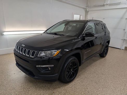 Used 2018 Jeep Compass Latitude w/ Cold Weather Group AWD/4WD image 2