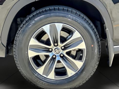 Used 2023 Toyota Highlander XLE AWD/4WD image 26
