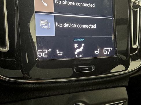 Used 2022 Volvo XC40 T4 R-Design image 17