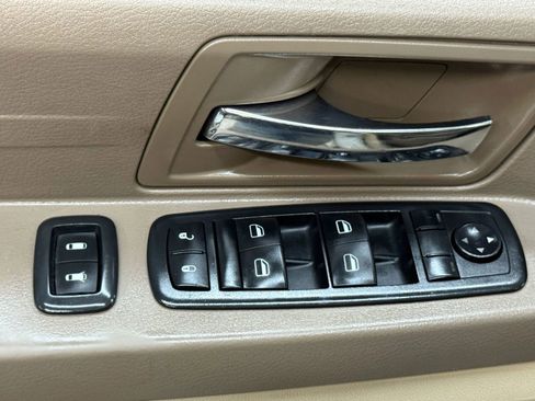 Used 2008 Chrysler Town & Country LX image 16