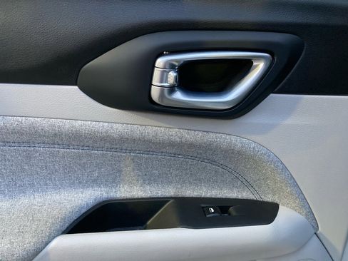 Used 2024 Jeep Compass Latitude image 12