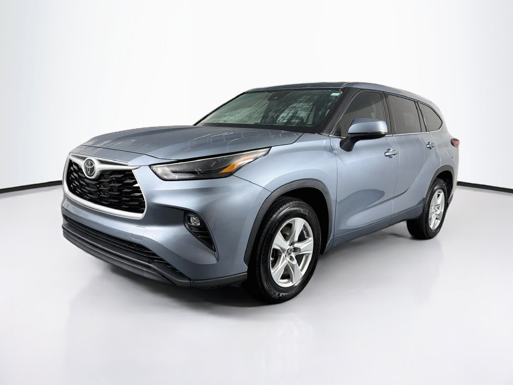 Used 2022 Toyota Highlander LE FWD image 3