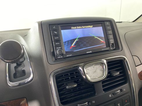 Used 2014 Chrysler Town & Country Touring FWD image 3
