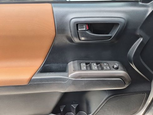 Used 2017 Toyota Tacoma SR5 w/ Tow Package image 10